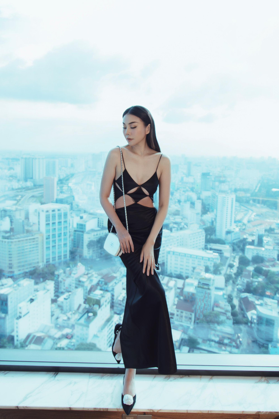 Dù đã 38 tuổi nhưng nhan sắc, thần thái và vóc dáng của nữ siêu mẫu là niềm mơ ước của nhiều cô gái. Trong bộ ảnh này, người đẹp mạo hiểm chọn một chiếc váy ôm sát cơ thể và cắt xẻ gợi cảm ở phần thân trên. Ảnh: NVCC Dù đã 38 tuổi nhưng nhan sắc, thần thái và vóc dáng của nữ siêu mẫu là niềm mơ ước của nhiều cô gái. Trong bộ ảnh này, người đẹp mạo hiểm chọn một chiếc váy ôm sát cơ thể và cắt xẻ gợi cảm ở phần thân trên. Ảnh: NVCC