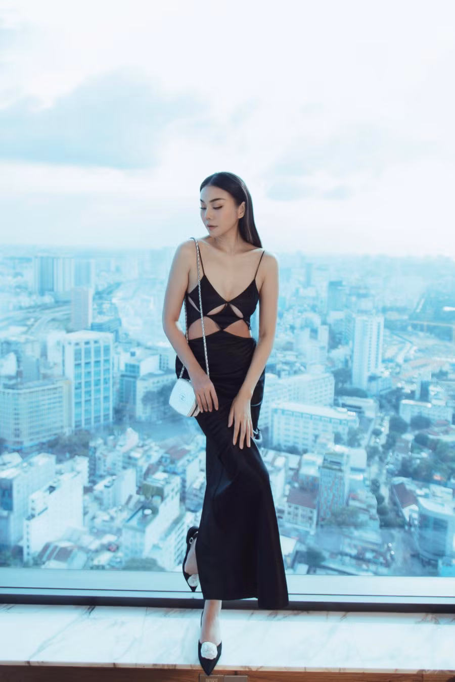 Dù đã 38 tuổi nhưng nhan sắc, thần thái và vóc dáng của nữ siêu mẫu là niềm mơ ước của nhiều cô gái. Trong bộ ảnh này, người đẹp mạo hiểm chọn một chiếc váy ôm sát cơ thể và cắt xẻ gợi cảm ở phần thân trên. Ảnh: NVCC Dù đã 38 tuổi nhưng nhan sắc, thần thái và vóc dáng của nữ siêu mẫu là niềm mơ ước của nhiều cô gái. Trong bộ ảnh này, người đẹp mạo hiểm chọn một chiếc váy ôm sát cơ thể và cắt xẻ gợi cảm ở phần thân trên. Ảnh: NVCC
