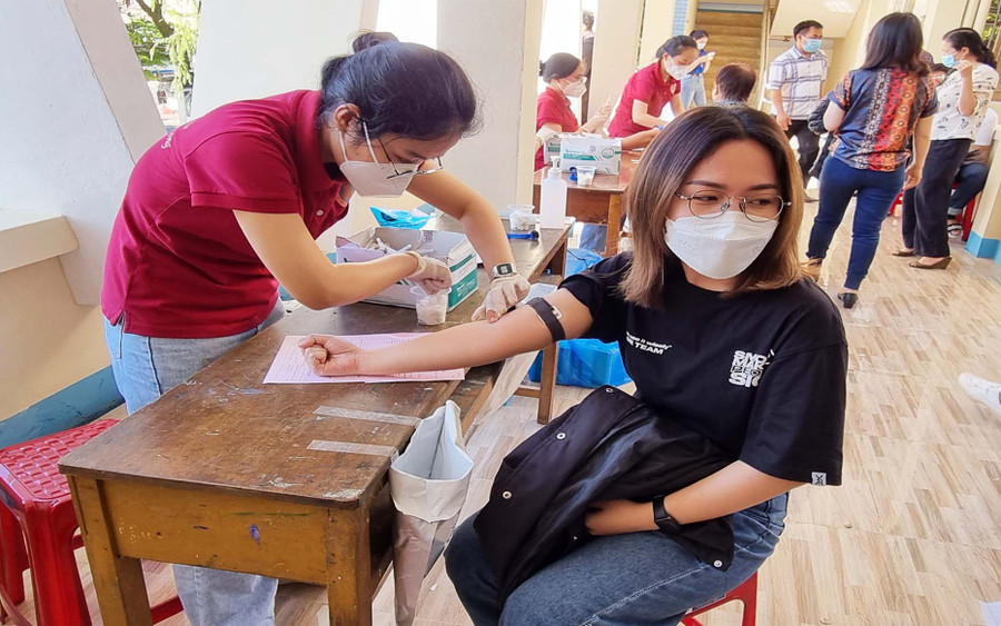 Đội ngũ y bác sỹ khám sàng lọc cho các tình nguyện viên. Ảnh: Lê Anh