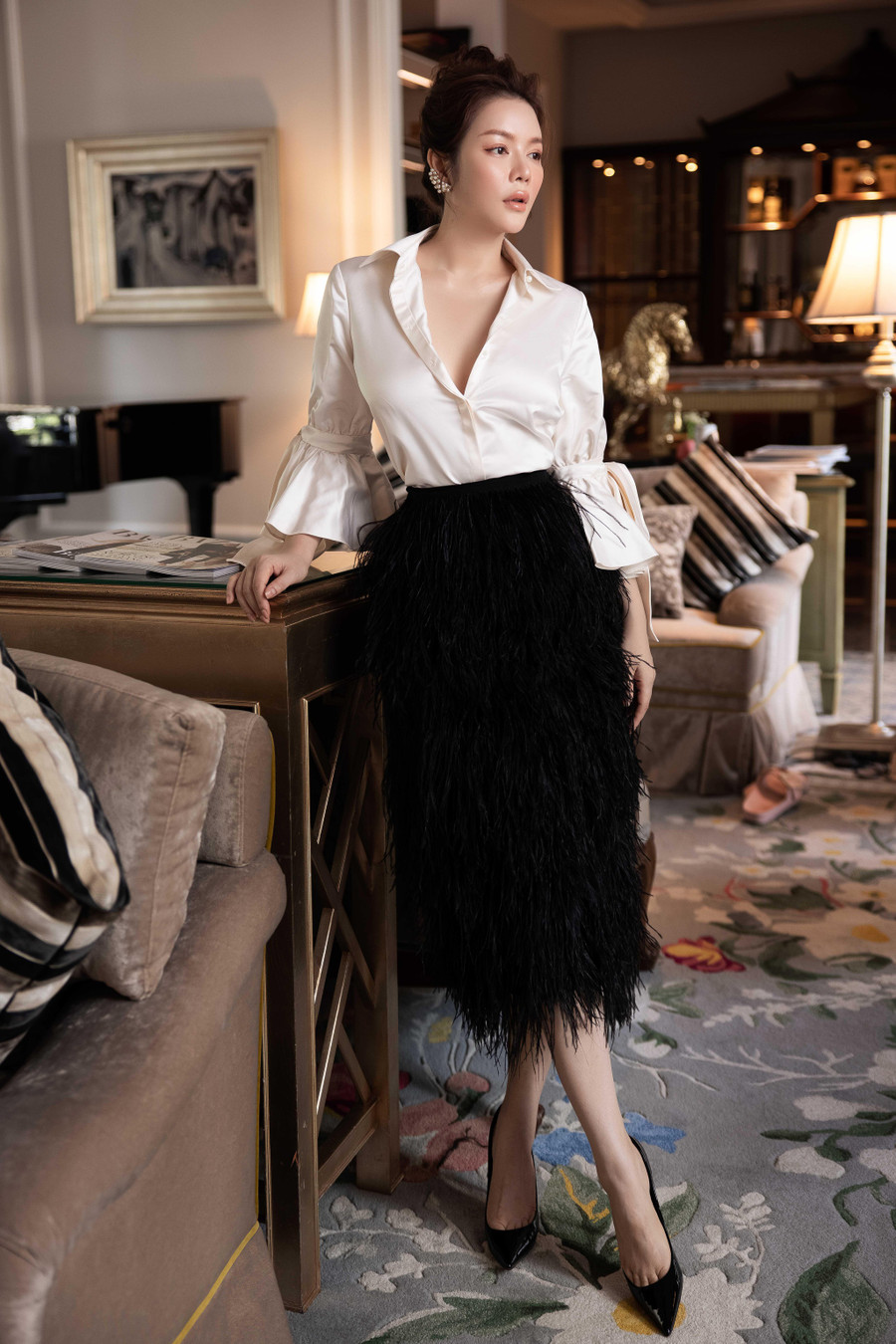 Màu sắc của bộ sưu tập gói gọn trong những gam màu dễ mặc nhưng tương phản tôn da đầy ấn tượng như: Trắng, đen, beige hay đỏ thẫm... Các tông trung tính được sử dụng có ưu điểm dễ dàng phối phụ kiện, tông trang điểm và phù hợp với nhiều xu hướng thời trang.