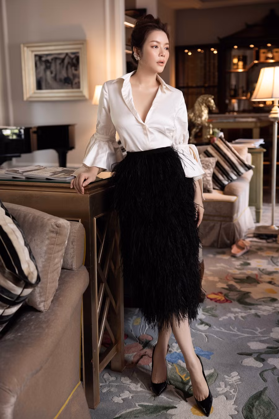 Màu sắc của bộ sưu tập gói gọn trong những gam màu dễ mặc nhưng tương phản tôn da đầy ấn tượng như: Trắng, đen, beige hay đỏ thẫm... Các tông trung tính được sử dụng có ưu điểm dễ dàng phối phụ kiện, tông trang điểm và phù hợp với nhiều xu hướng thời trang.