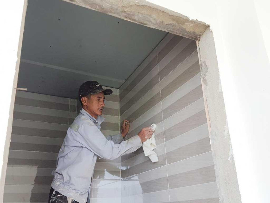 Ông Nguyễn Văn Hoa tiếp tục công trình xây dựng dở dang sau khi hết giãn cách. Ảnh: Song Mai