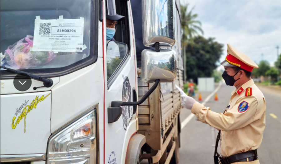 Cảnh sát Giao thông Công an thành phố TP. Pleiku kiểm tra phương tiện vào thành phố trên tuyến quốc lộ 14. Ảnh: Bá Bính