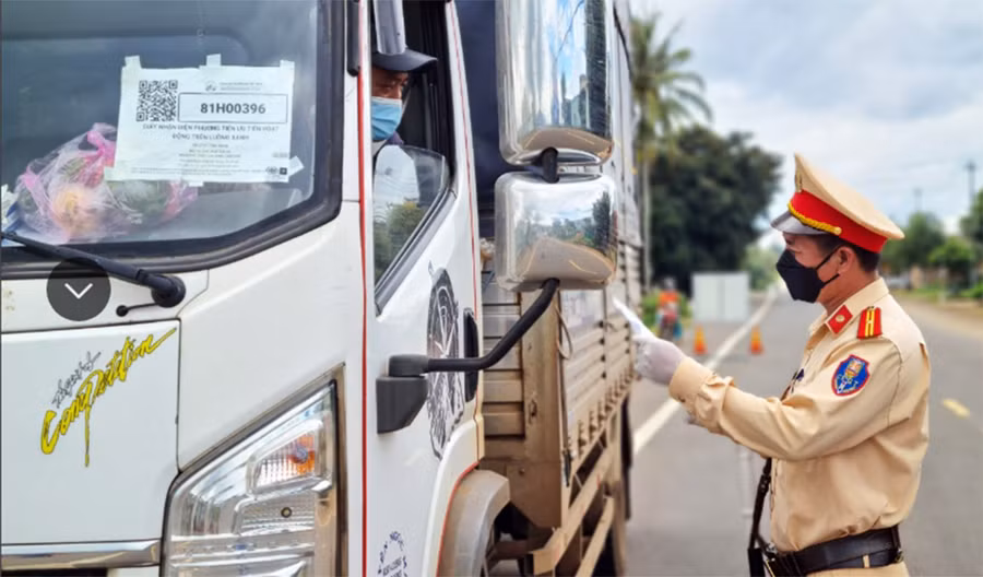 Cảnh sát Giao thông Công an thành phố TP. Pleiku kiểm tra phương tiện vào thành phố trên tuyến quốc lộ 14. Ảnh: Bá Bính