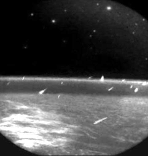 Mưa sao băng Leonids nhìn từ vũ trụ năm 1997. Ảnh: NASA Mưa sao băng Leonids nhìn từ vũ trụ năm 1997. Ảnh: NASA