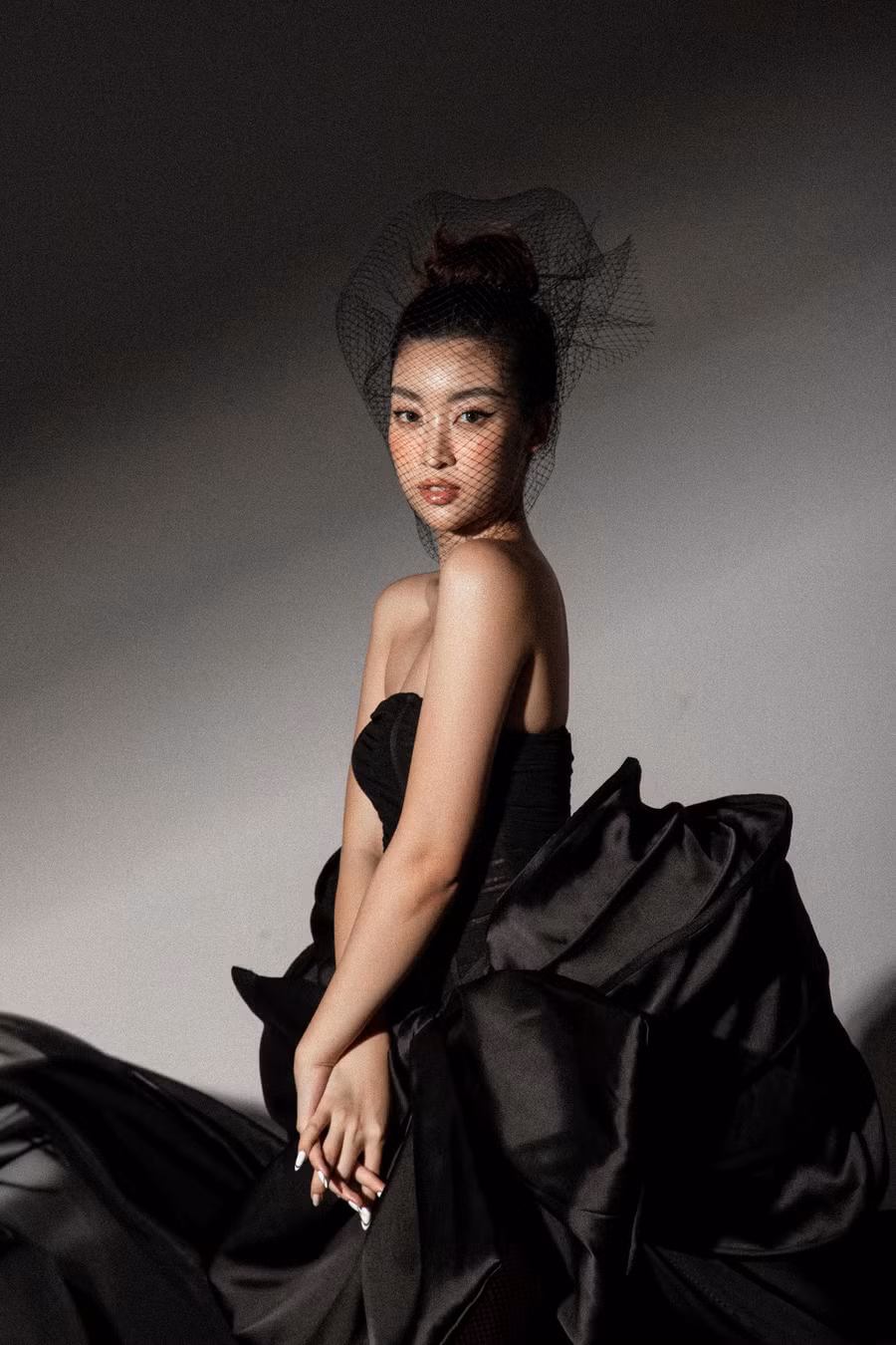 Hoa hậu Đỗ Mỹ Linh vừa thực hiện một bộ ảnh mang phong cách cổ điển. Với chiếc váy cúp ngực cùng thiết` kế bồng bềnh ở phần thân dưới, người đẹp dễ dàng khoe được nét đẹp kiêu sa và không kém phần quyến rũ như một quý cô. Ảnh: Huy Nguyễn