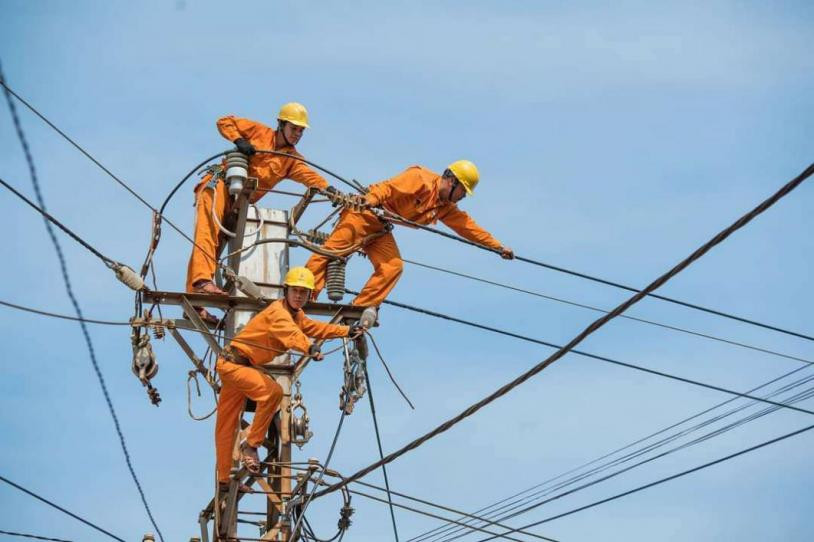 Công ty Điện lực Gia Lai triển khai thi công các công trình điện năm 2021. Ảnh: Hà Duy