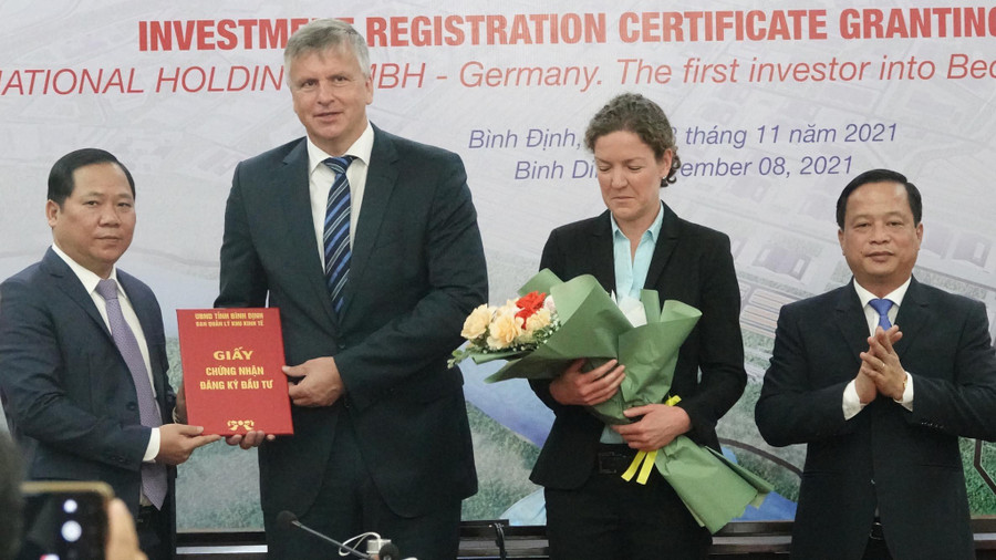  Chủ tịch UBND tỉnh Bình Định Nguyễn Phi Long (bìa trái) trao trao Giấy chứng nhận đăng ký đầu tư cho lãnh đạo Tập đoàn Kurz. Ảnh: Hoàng Trọng