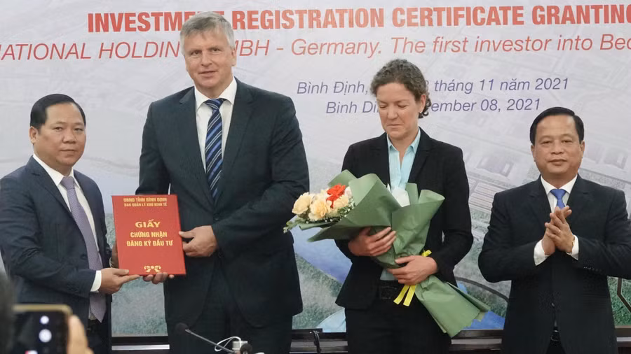  Chủ tịch UBND tỉnh Bình Định Nguyễn Phi Long (bìa trái) trao trao Giấy chứng nhận đăng ký đầu tư cho lãnh đạo Tập đoàn Kurz. Ảnh: Hoàng Trọng