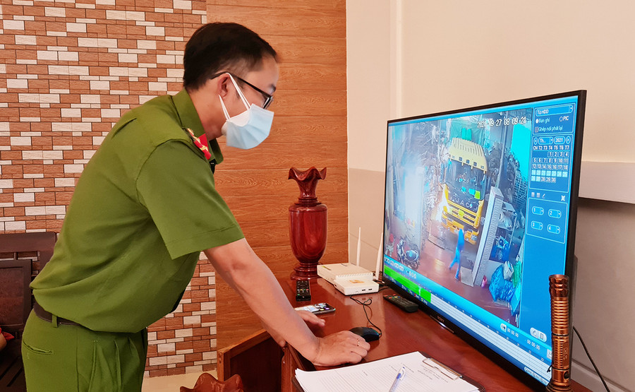 Công an xã Diên Phú (TP. Pleiku) trích xuất camera truy vết người có liên quan tới ca nhiễm Covid-19 mới tại thôn 3. Ảnh: Bá Bính Công an xã Diên Phú trích xuất camera truy vết người có liên quan tới ca nhiễm Covid-19 mới tại thôn 3 (xã Diên Phú, TP. Pleiku). Ảnh: Bá Bính