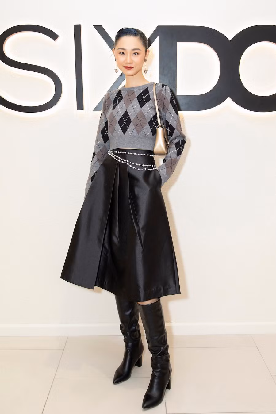 Người mẫu Trà My mang đến âm hưởng thời trang mùa cuối năm với áo dệt kim phối cùng váy, boots da. Ảnh: Huy Nguyễn, Đinh Trung Tín Người mẫu Trà My mang đến âm hưởng thời trang mùa cuối năm với áo dệt kim phối cùng váy, boots da. Ảnh: Huy Nguyễn, Đinh Trung Tín
