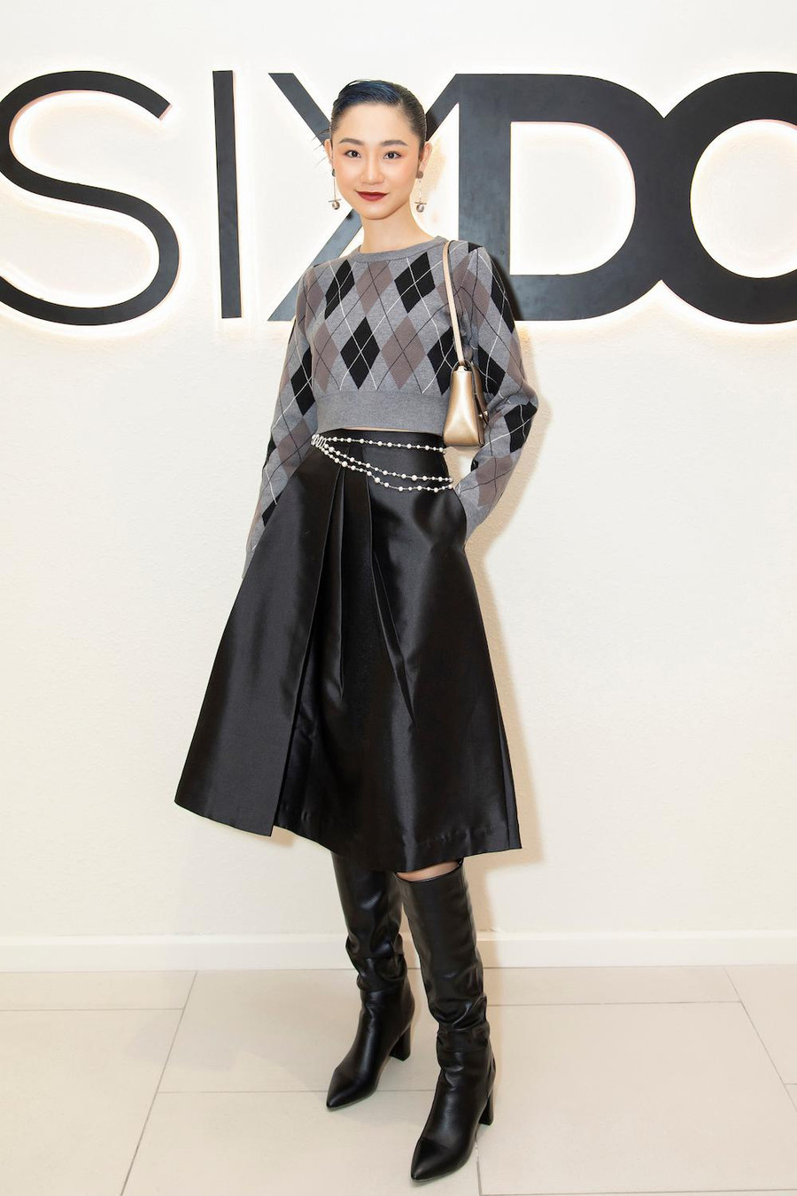 Người mẫu Trà My mang đến âm hưởng thời trang mùa cuối năm với áo dệt kim phối cùng váy, boots da. Ảnh: Huy Nguyễn, Đinh Trung Tín Người mẫu Trà My mang đến âm hưởng thời trang mùa cuối năm với áo dệt kim phối cùng váy, boots da. Ảnh: Huy Nguyễn, Đinh Trung Tín
