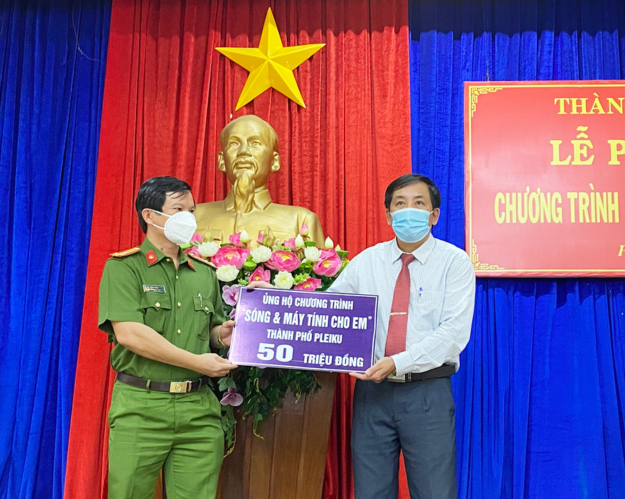  Các đơn vị ủng hộ tại Lễ phát động Chương trình “Sóng và máy tính cho em” của TP. Pleiku. Ảnh: Mộc Trà 