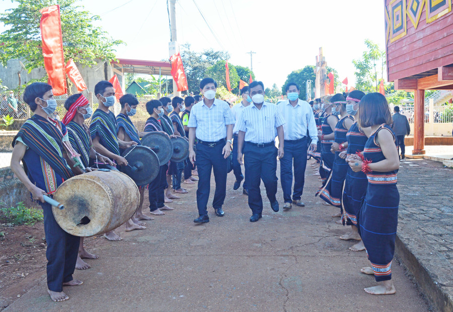 Bí thư Tỉnh ủy Hồ Văn Niên dự ngày hội đại đoàn kết tại làng Đê Ktu . Ảnh: Anh Huy