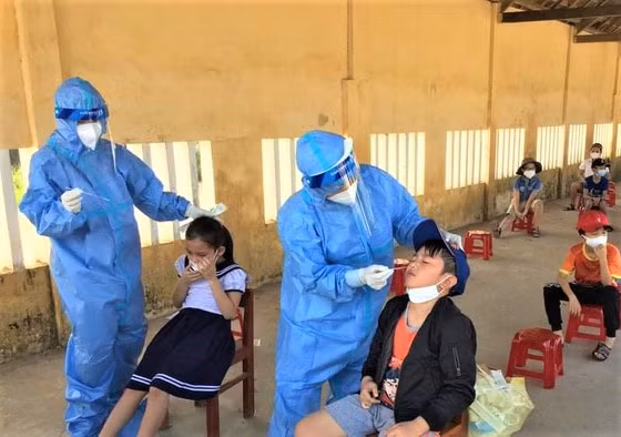 Ngành y tế lấy mẫu xét nghiệm cho học sinh tại một trường ở tỉnh Quảng Ngãi