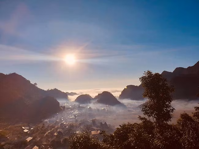 “Đi camp” đầu tháng 11/2021, trải nghiệm bình minh Hang Kia (Mai Châu) mờ ảo với mây tràn lãng đãng lưng chừng núi. Ảnh: Giang Hoàng