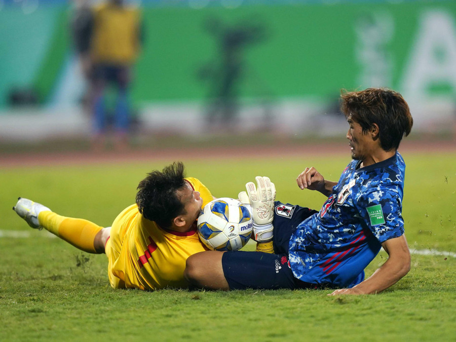 Tấn Trường bắt bóng trong chân đối thủ khi tuyển Việt Nam gặp Nhật Bản. Ảnh: Độc Lập