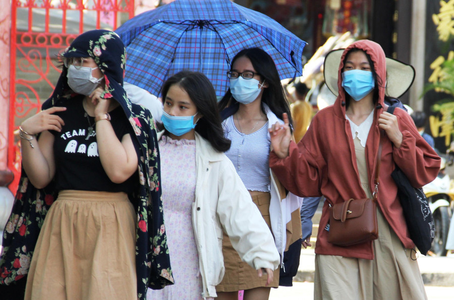 Các bạn trẻ tham quan phố cổ Hội An vào tháng 5.2021 - Ảnh: Mạnh Cường Các bạn trẻ tham quan phố cổ Hội An vào tháng 5.2021 - Ảnh: Mạnh Cường