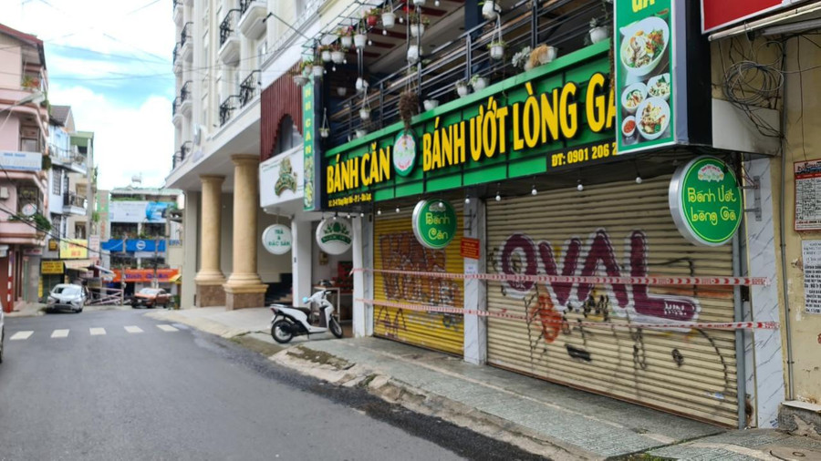 Nhiều quán ăn nổi tiếng bị giăng dây vì có du khách F0 ghé vào. Ảnh: Lâm Viên