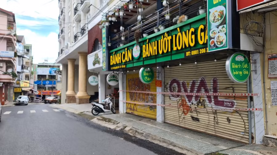 Nhiều quán ăn nổi tiếng bị giăng dây vì có du khách F0 ghé vào. Ảnh: Lâm Viên