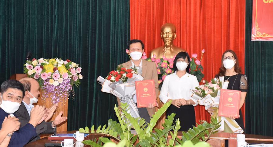 Phó Chủ tịch UBND tỉnh Nguyễn Thị Thanh Lịch trao Quyết định và tặng hoa chúc mừng 2 tân Phó Giám đốc Sở Khoa học và Công nghệ. Ảnh: Trần Dung