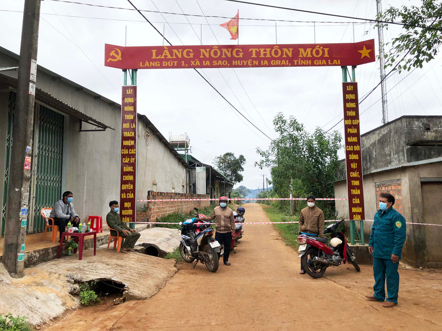 Chốt kiểm soát dịch Covid-19 tại làng Dút 1. Ảnh: Lê Nam