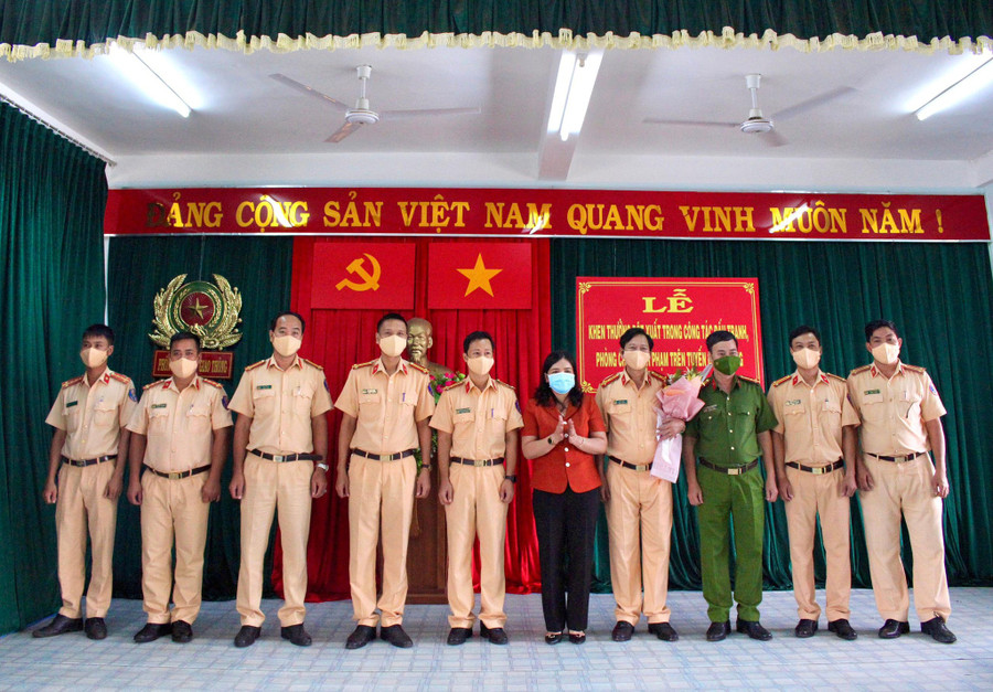 Phòng CSGT tỉnh Kon Tum được khen thưởng đột xuất vì có thành tích xuất sắc trong công tác đấu tranh phòng chống tội phạm ma túy. Ảnh: Thiên Ân