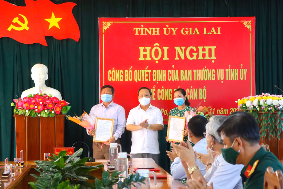 Phó Bí thư Thường trực Tỉnh ủy Châu Ngọc Tuấn Trao quyết định và tặng hoa chúc mừng các đông nhận nhiệm vụ mới. Ảnh: Ngọc Minh