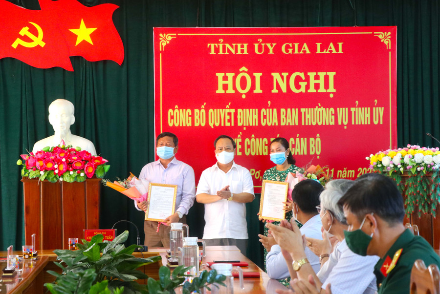 Phó Bí thư Thường trực Tỉnh ủy Châu Ngọc Tuấn Trao quyết định và tặng hoa chúc mừng các đông nhận nhiệm vụ mới. Ảnh: Ngọc Minh