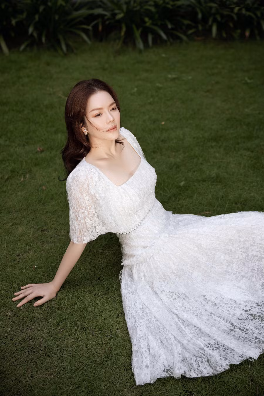 Nữ diễn viên khoe sắc vóc mặn mà, quyến rũ với các thiết kế hở vai, chiết eo cực kỳ tôn dáng.