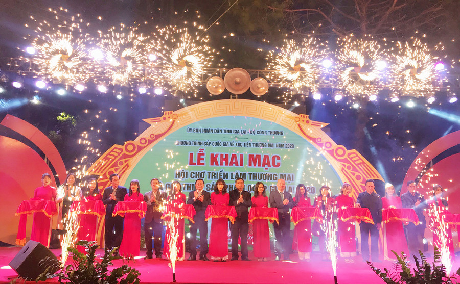 Cắt băng khai mạc Hội chợ triển lãm thương mại và giới thiệu sản phẩm OCOP tỉnh Gia Lai năm 2020. Ảnh: Vũ Thảo Cắt băng khai mạc Hội chợ triển lãm thương mại và giới thiệu sản phẩm OCOP tỉnh Gia Lai năm 2020. Ảnh: Vũ Thảo