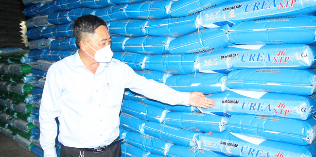 Nhiều doanh nghiệp sản xuất, kinh doanh phân bón trên địa bàn tỉnh Tiền Giang cam kết sẽ bình ổn, giảm giá phân bón. Ảnh: Báo Ấp Bắc. Nhiều doanh nghiệp sản xuất, kinh doanh phân bón trên địa bàn tỉnh Tiền Giang cam kết sẽ bình ổn, giảm giá phân bón. Ảnh: Báo Ấp Bắc.