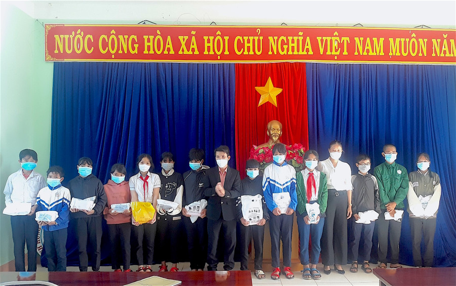 Ngày 19-11, Trường Tiểu học và THCS Anh hùng Wừu (xã Gào) đã hoàn thành việc trao tặng điện thoại cho 41 học sinh THCS. Ảnh: Hồng Thi