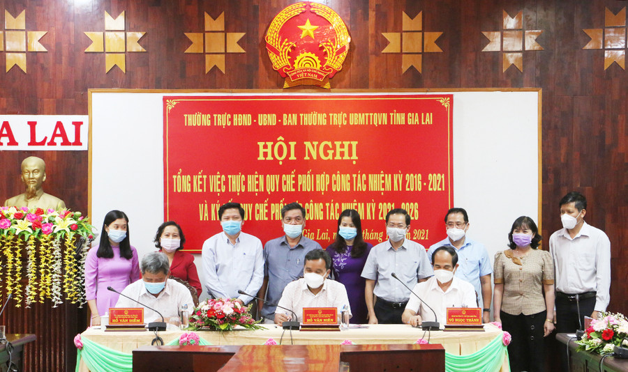 Lãnh đạo HĐND, UBND, Ủy ban MTTQ Việt Nam tỉnh ký kết quy chế phối hợp công tác nhiệm kỳ 2021-2026. Ảnh: Anh Huy
