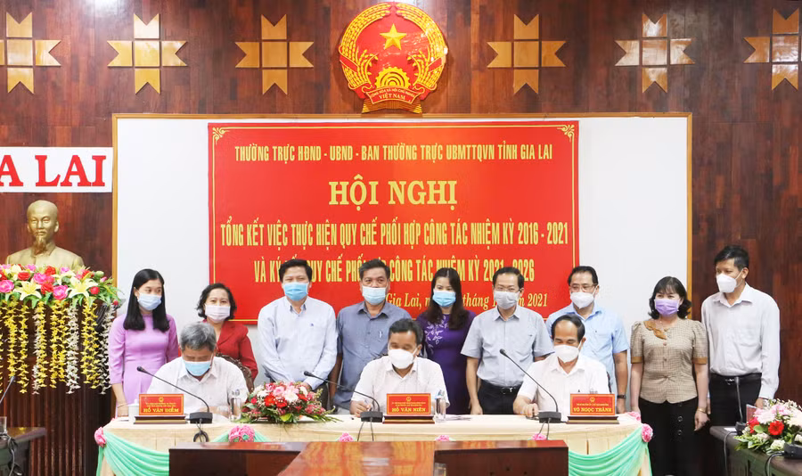 Lãnh đạo HĐND, UBND, Ủy ban MTTQ Việt Nam tỉnh ký kết quy chế phối hợp công tác nhiệm kỳ 2021-2026. Ảnh: Anh Huy