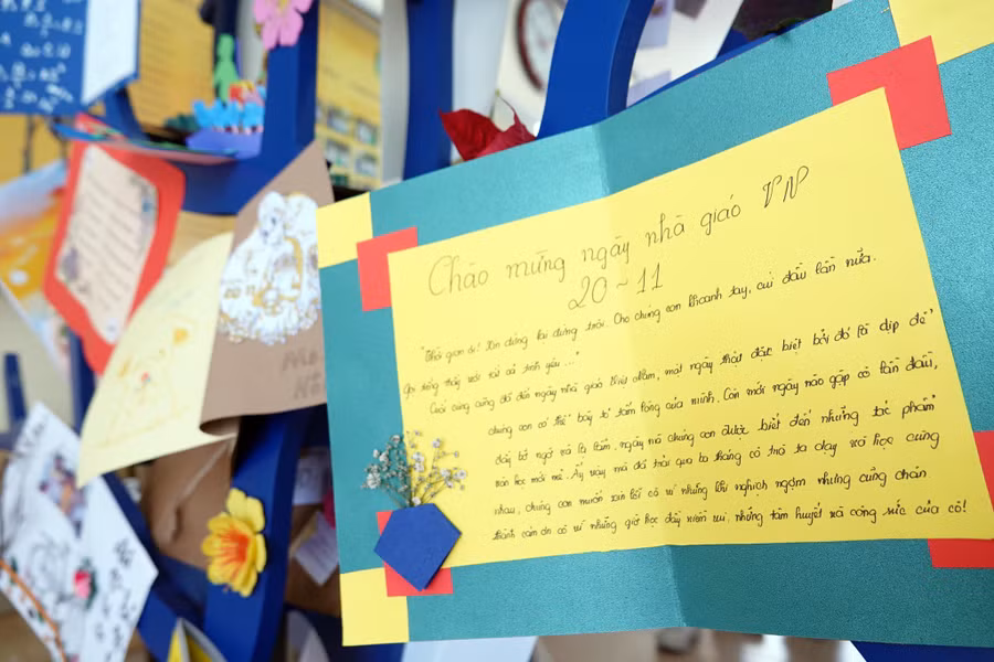  Những dòng chữ đong đầy yêu thương của học sinh dành cho thầy cô giáo mến yêu của mình nhân ngày 20.11 - Ảnh: Đào Ngọc Thạch