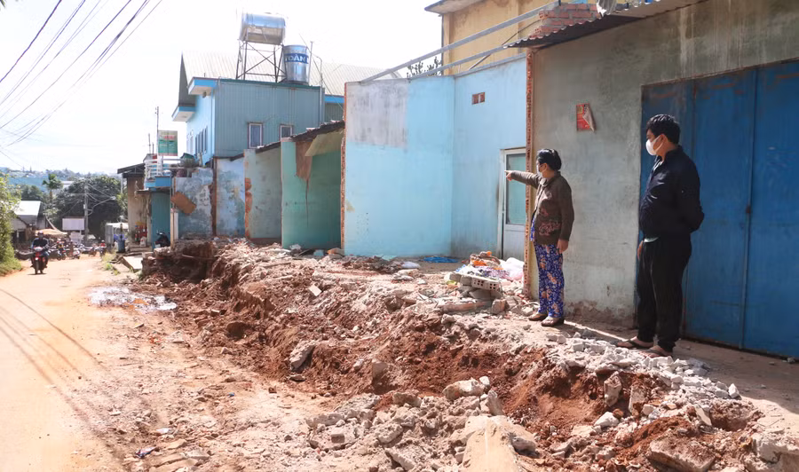 Bà Trần Thị Sang (phường Hội Phú) tự nguyện hiến đất của gia đình để mở rộng đường Ngô Gia Khảm. Ảnh: Quang Tấn