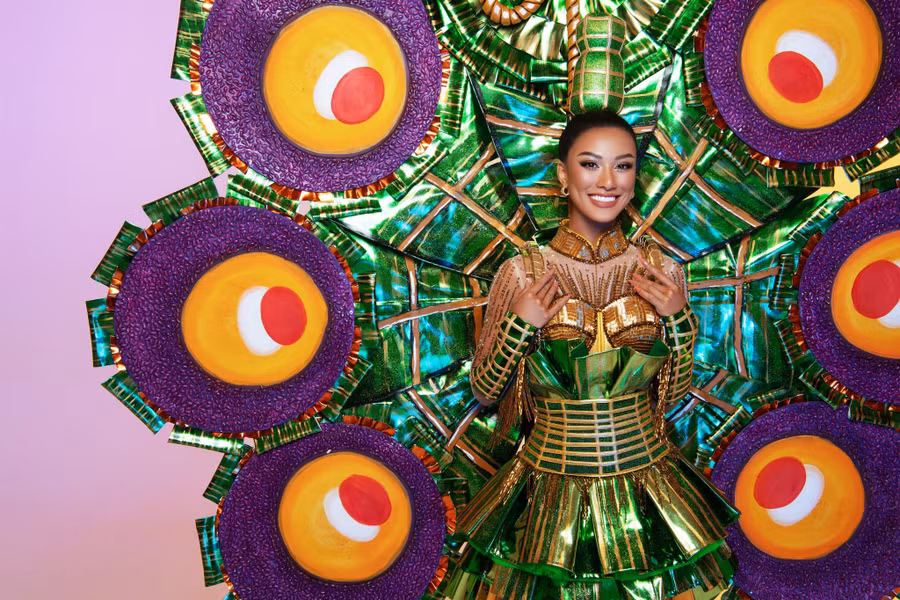  Kim Duyên cho biết bản thân cảm thấy tự hào khi được diện bộ trang phục này - Ảnh: Miss Universe Vietnam