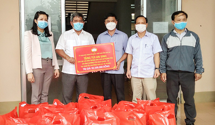 Chủ tịch Ủy ban MTTQ Việt Nam tỉnh Hồ Văn Điềm (thứ 2 từ trái qua) trao tặng 185 túi an sinh cho các hộ dân làng Ốp (phường Hoa Lư, TP. Pleiku). Ảnh: Lê Đại  Chủ tịch Ủy ban MTTQ Việt Nam tỉnh Hồ Văn Điềm (thứ 2 từ trái qua) trao tặng 185 túi an sinh cho các hộ dân làng Ốp (phường Hoa Lư). Ảnh: Lê Đại