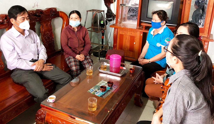  Ban An toàn Giao thông tỉnh thăm tặng quà gia đình chị Trần Thị Kiều (huyện Đak Pơ) có chồng bị thương nặng do tai nạn giao thông. Ảnh: Lê Hòa