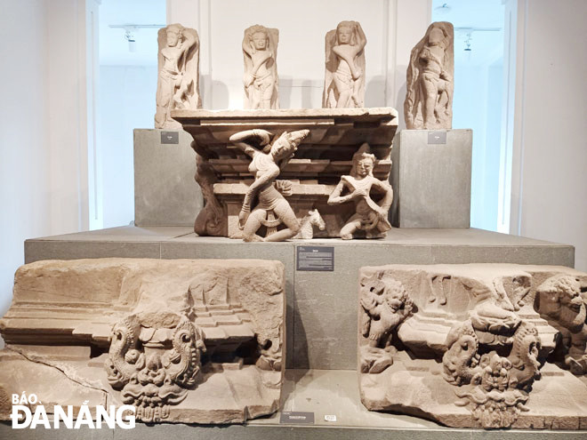 Việc nghiên cứu về Champa cần dựa vào các cứ liệu có tính kiểm chứng và các sử liệu mang tính tự sự. TRONG ẢNH: Trưng bày các hiện vật Champa tại Bảo tàng Điêu khắc Chăm Đà Nẵng. Ảnh: N.T