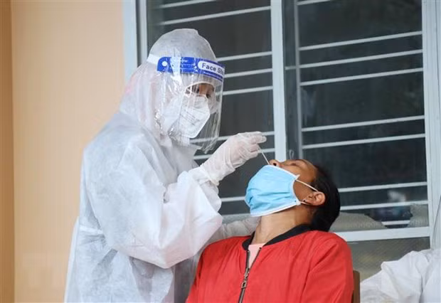 Lấy mẫu xét nghiệm COVID-19. (Nguồn: TTXVN)