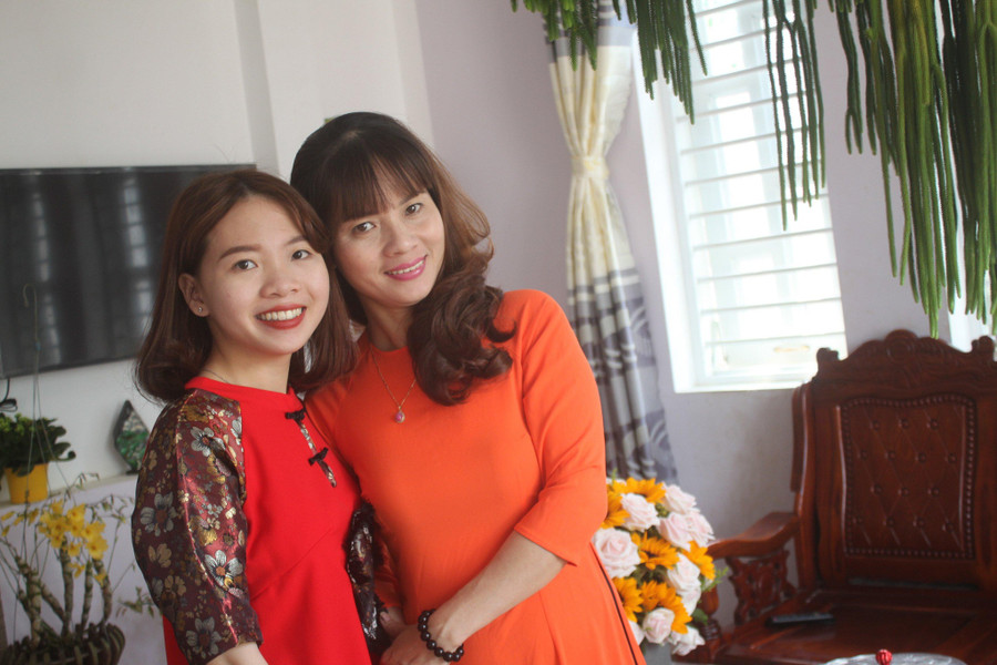 Thu Trân và mẹ của mình. Ảnh: NVCC