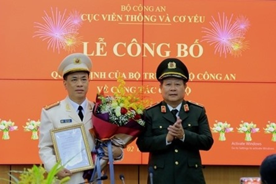 Thiếu tướng Phạm Đăng Khoa trao quyết định và chúc mừng Đại tá Hồ Anh Quý được bổ nhiệm. Ảnh: VGP Thiếu tướng Phạm Đăng Khoa trao quyết định và chúc mừng Đại tá Hồ Anh Quý được bổ nhiệm. Ảnh: VGP