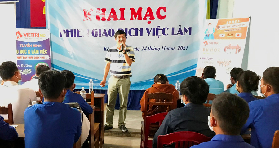 Toàn cảnh buổi khai mạc phiên giao dịch việc làm. Ảnh: Đinh Yến