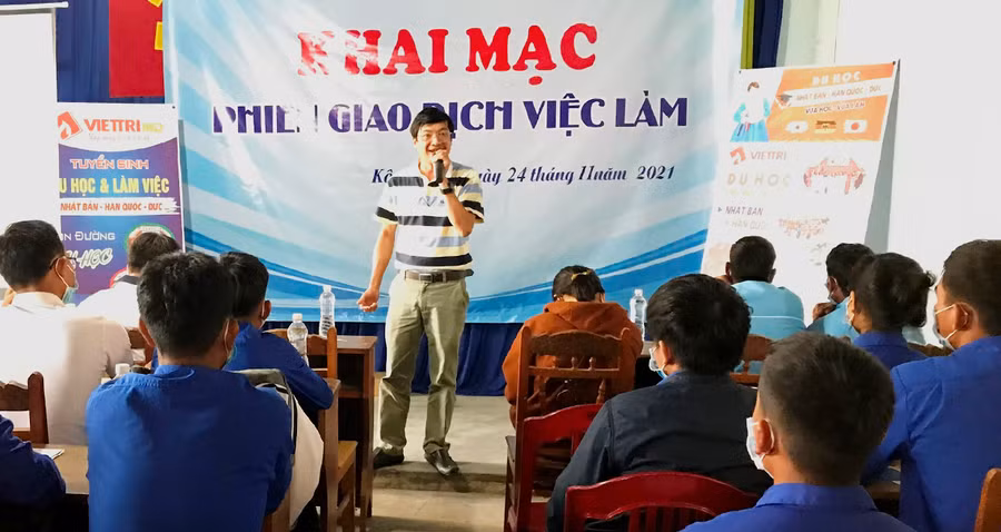 Quang cảnh buổi khai mạc phiên giao dịch việc làm. Ảnh: Đinh Yến Toàn cảnh buổi khai mạc phiên giao dịch việc làm. Ảnh: Đinh Yến
