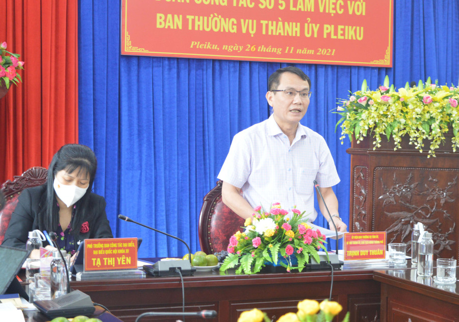 Đồng chí Trịnh Duy Thuân-Ủy viên Ban Thường vụ Tỉnh ủy, Bí thư Thành ủy nêu ý kiến tại buổi làm việc