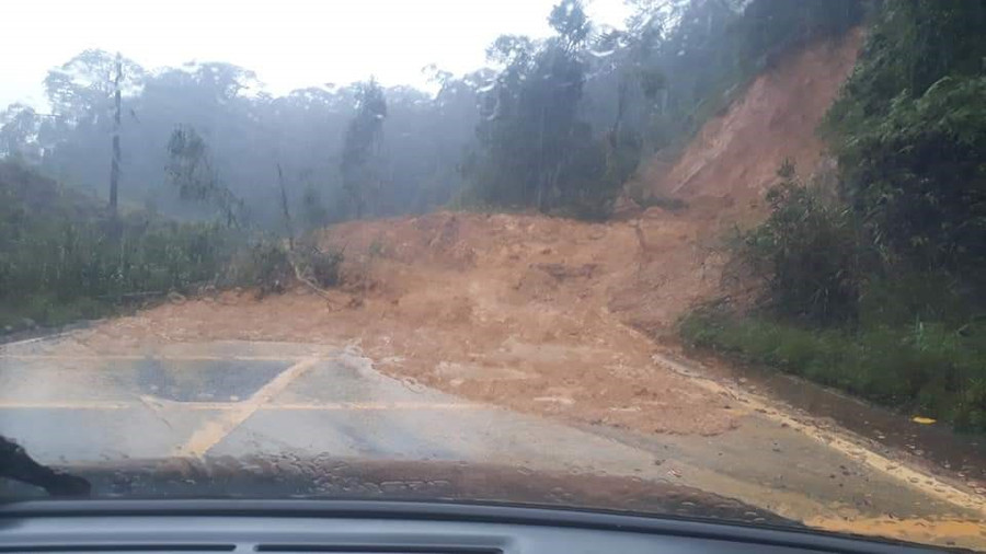 10.000m3 đất sạt lở, giao thông nối Đà Lạt - Nha Trang bị ùn tắc. Ảnh: CC