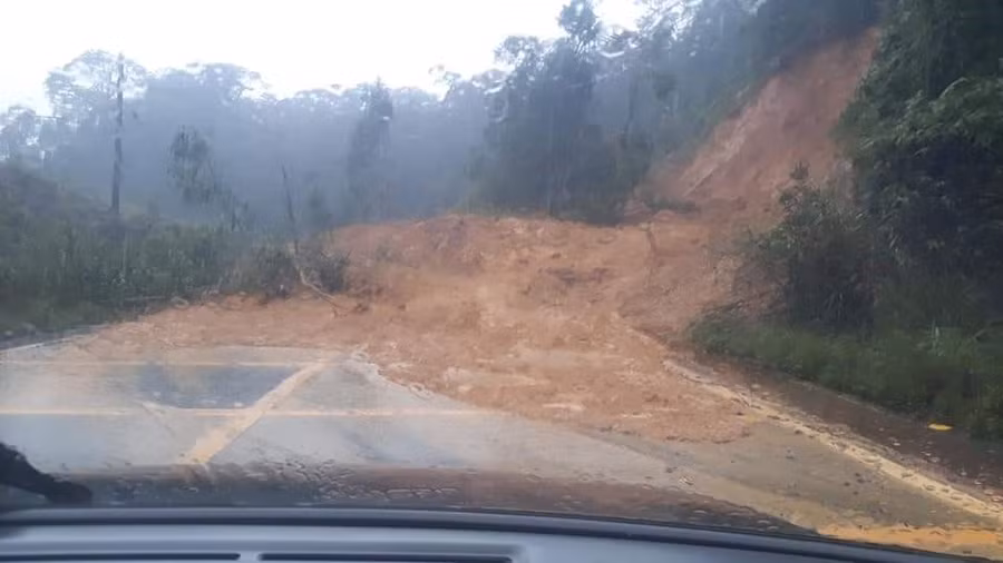 10.000m3 đất sạt lở, giao thông nối Đà Lạt - Nha Trang bị ùn tắc. Ảnh: CC