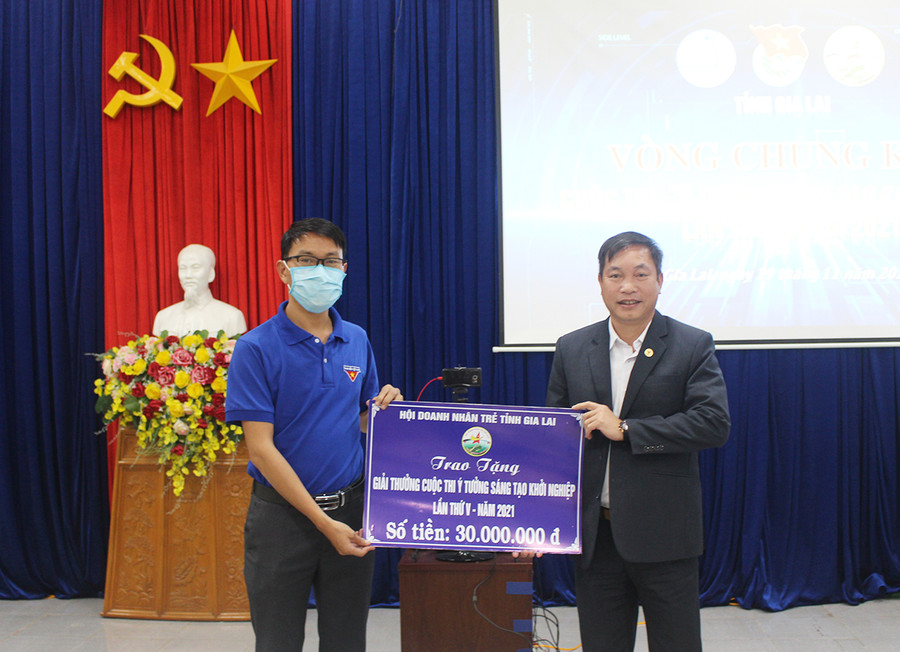 Anh Trần Văn Trong (bìa phải)-Phó Chủ tịch Hội Doanh nhân trẻ tỉnh, Chủ nhiệm CLB Khởi nghiệp Nông nghiệp Gia Lai trao bảng tượng trưng giải thưởng cho đại diện Hội LHTN Việt Nam tỉnh. Ảnh: Phan Lài Anh Trần Văn Trong (bìa phải)-Phó Chủ tịch Hội Doanh nhân trẻ tỉnh, Chủ nhiệm CLB Khởi nghiệp Nông nghiệp Gia Lai trao bảng tượng trưng giải thưởng cho đại diện Hội LHTN Việt Nam tỉnh. Ảnh: Phan Lài